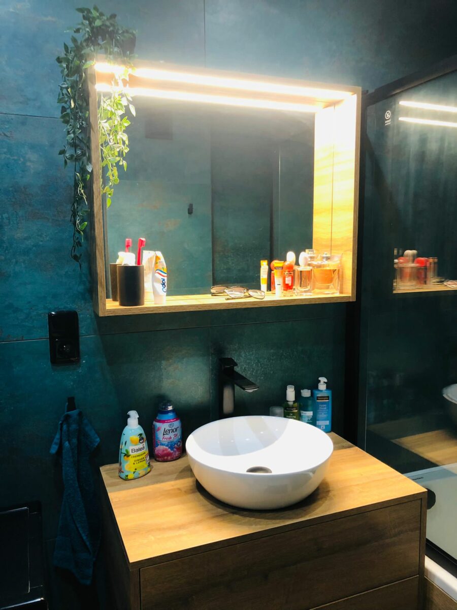 originální zelenomodrá koupelna – koupelny inspirace